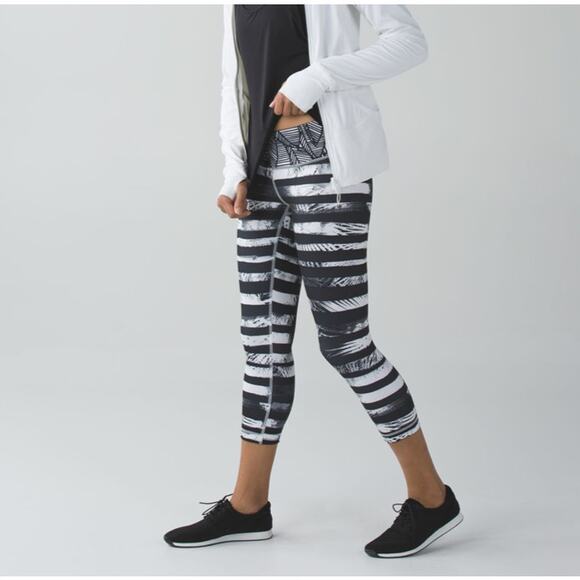 Lululemon Wunder Under Crop II Shady Palms Black White Leggings SZ 6 - Picture 10 of 10